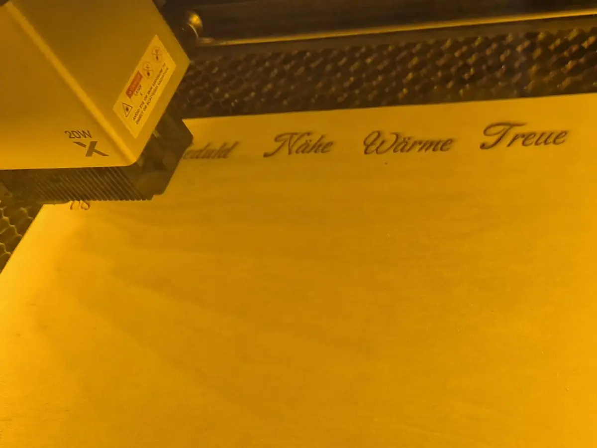 Lasergravur bei Maybels – Schrift wird in Holz graviert